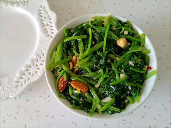 果仁菠菜捞汁拌