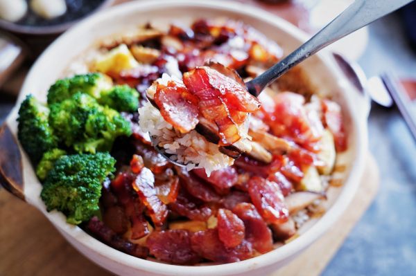 广式双拼腊味煲仔饭