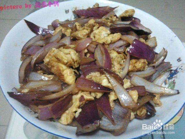 被孩子吃的光光的圆葱炒鸡蛋