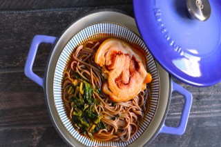 如何在家就能简单煮一碗酸菜叉烧荞麦面呢?