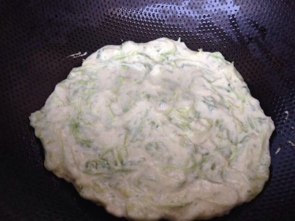 煎饼新吃法,黄瓜丝煎饼,鲜香可口!