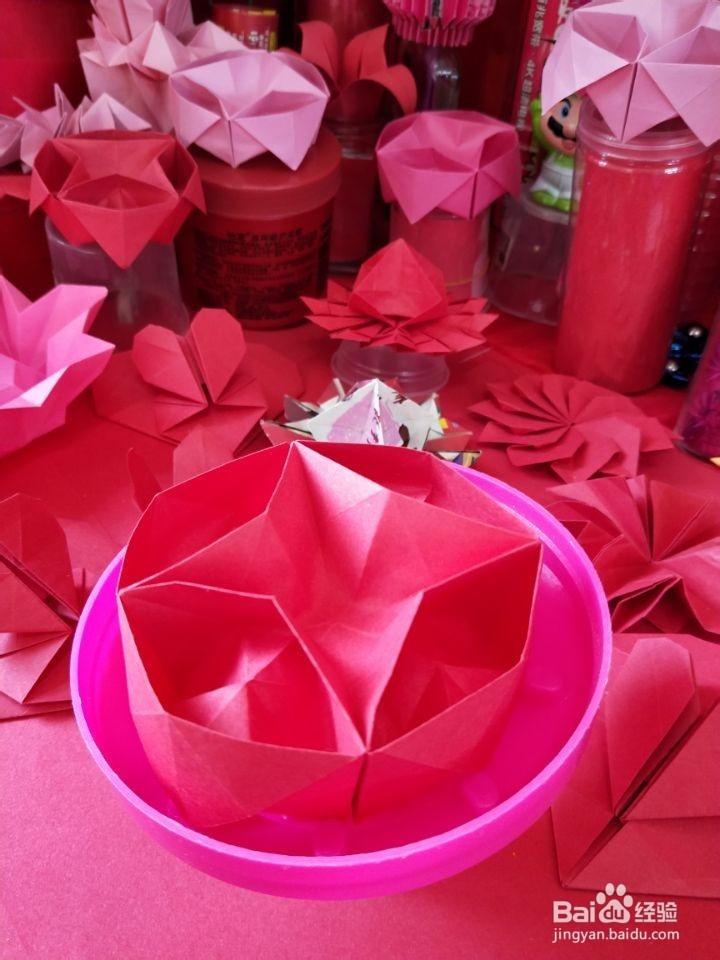 工艺美术馆：圆形多格彩盒。