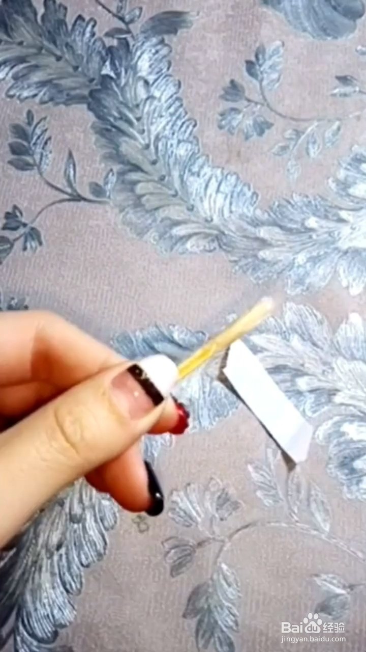 如何清理手机充电孔？