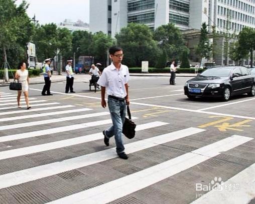 行人如何安全过斑马线