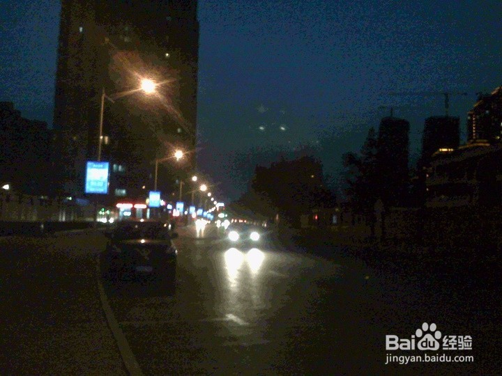 老年人则样用手机在夜间抓拍行驶的车辆画面