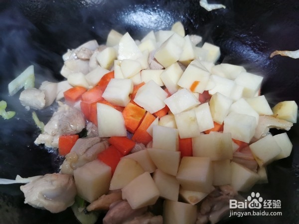 咖喱鸡块盖浇饭的烹饪方法