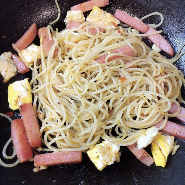 午餐肉鸡蛋意面