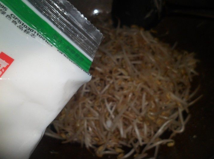 超美味的素炒绿豆芽，每一口都是满满的幸福！