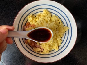 如何做青椒火腿鸡蛋蒸包？