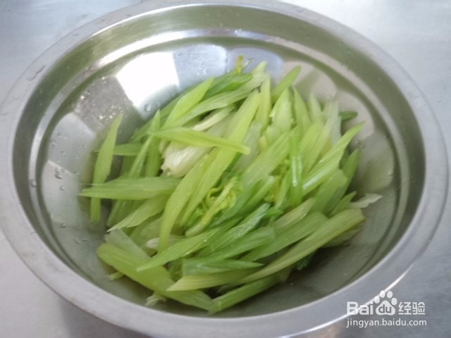 如何做出好吃的黑木耳拌芹菜