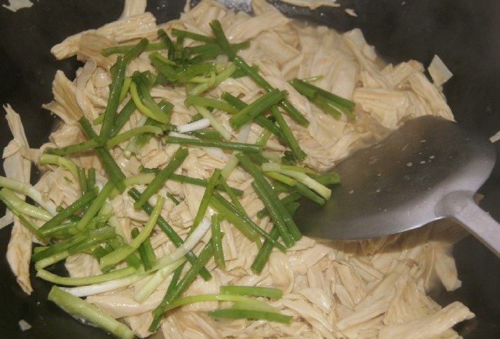 香油小炒腐竹这样做更好吃