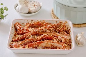 家庭版蒜香烤排骨
