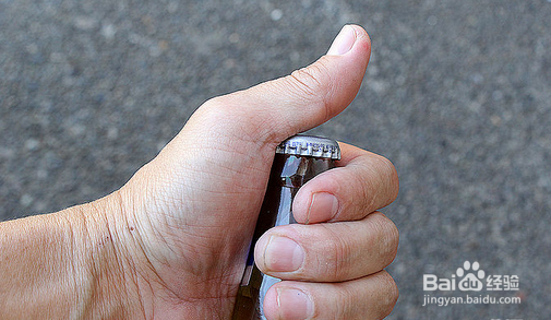 如何不使用开瓶器来开瓶子