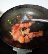 番茄煮鱼糕的做法