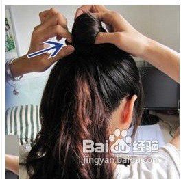 长卷发花苞头扎法