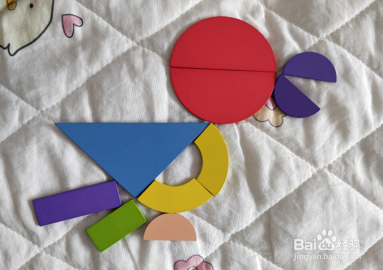 用幼儿积木怎么拼一只拍翅膀的鸟？