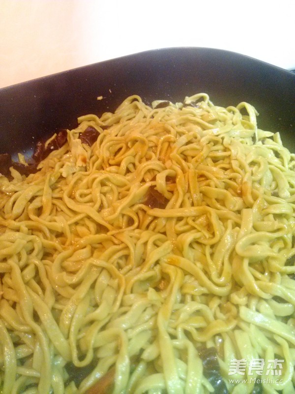 云耳鸡蛋炒面