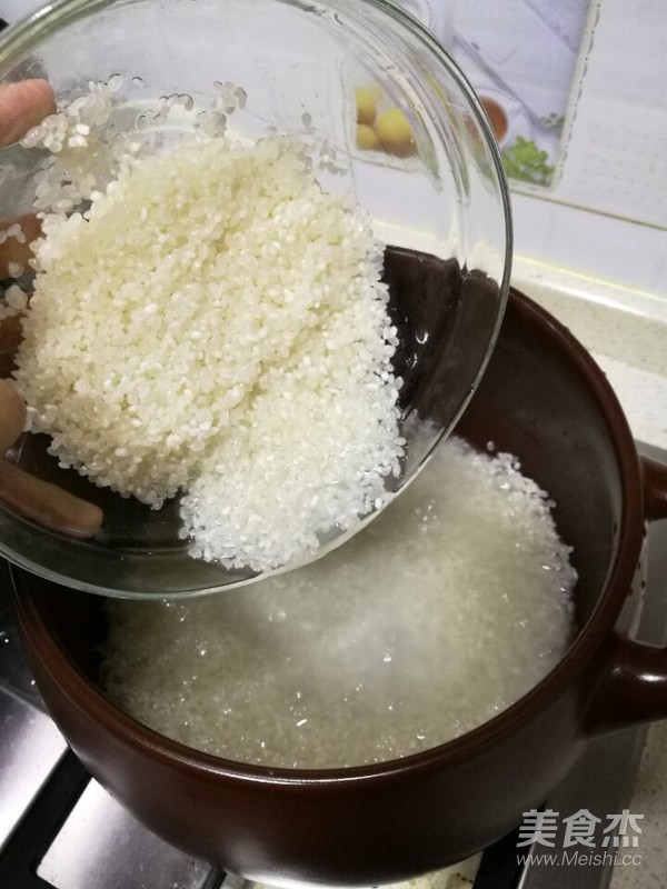 广式腊肠砂锅煲仔饭