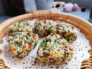 教你怎么做藜麦牛肉油菜饭团