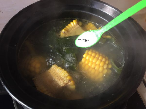 海带玉米筒骨汤