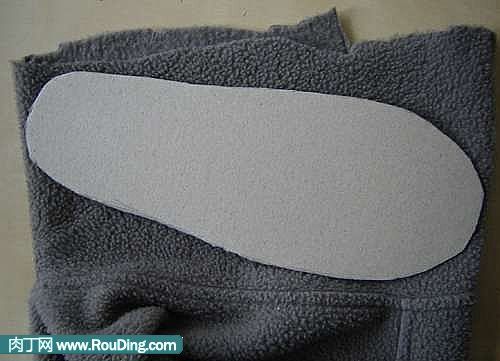 怎样用旧衣服改造DIY小熊袜子拖鞋？