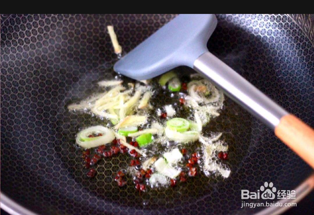 如何做出墨鱼香干芹菜小炒？