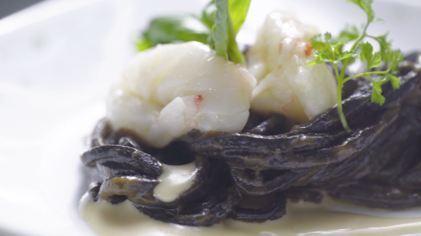 焦洋葱酱墨鱼汁面