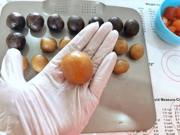 广式蛋黄莲蓉月饼