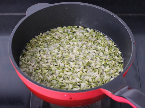 槐花鸡蛋海虹小炒