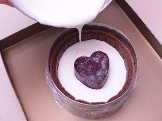 果冻夹心慕斯蛋糕卷怎么做？