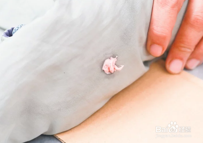 衣服沾上口香糖怎么办?