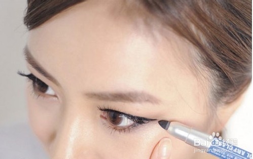 告别脱妆囧相 教你韩式补妆小锦囊