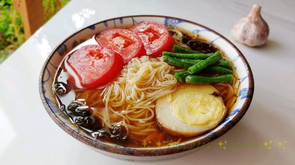 蛋柿酸热汤冷面