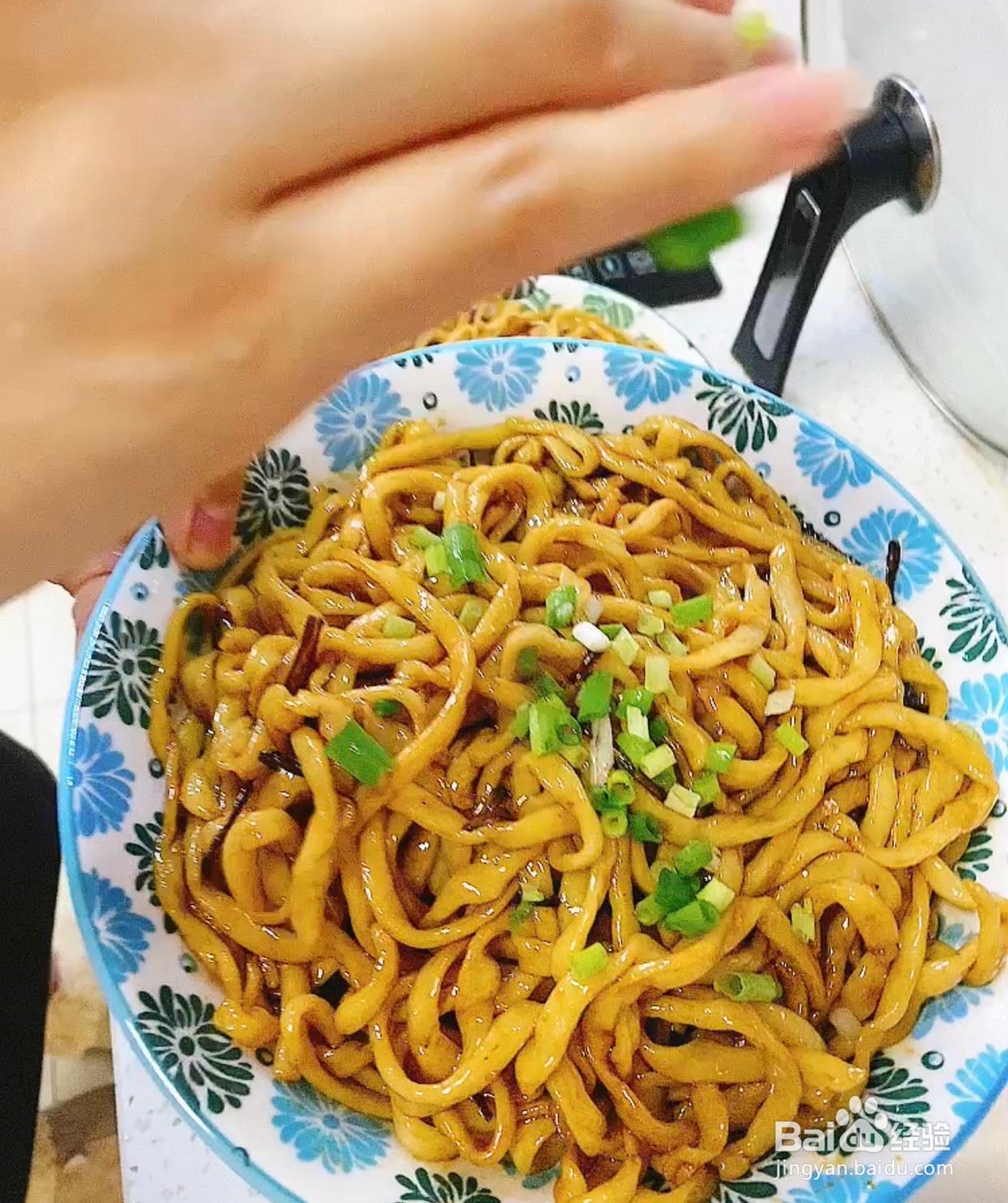 10分钟搞定的葱油拌面的做法