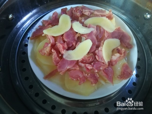 如何做腊鸡腿蒸土豆