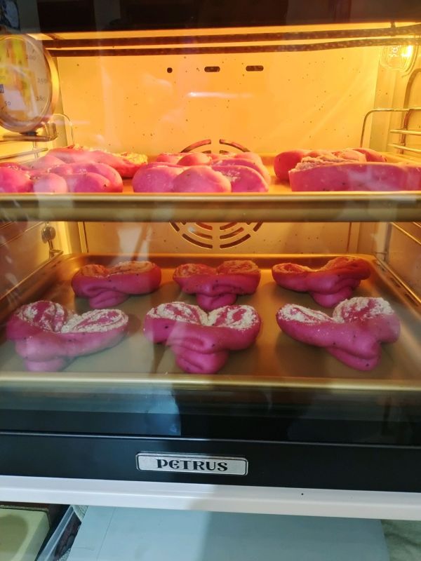 火龙果椰蓉面包