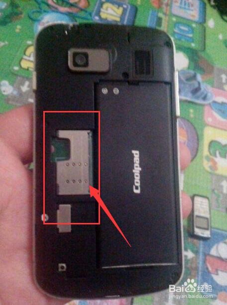 酷派8076D怎样插SIM卡
