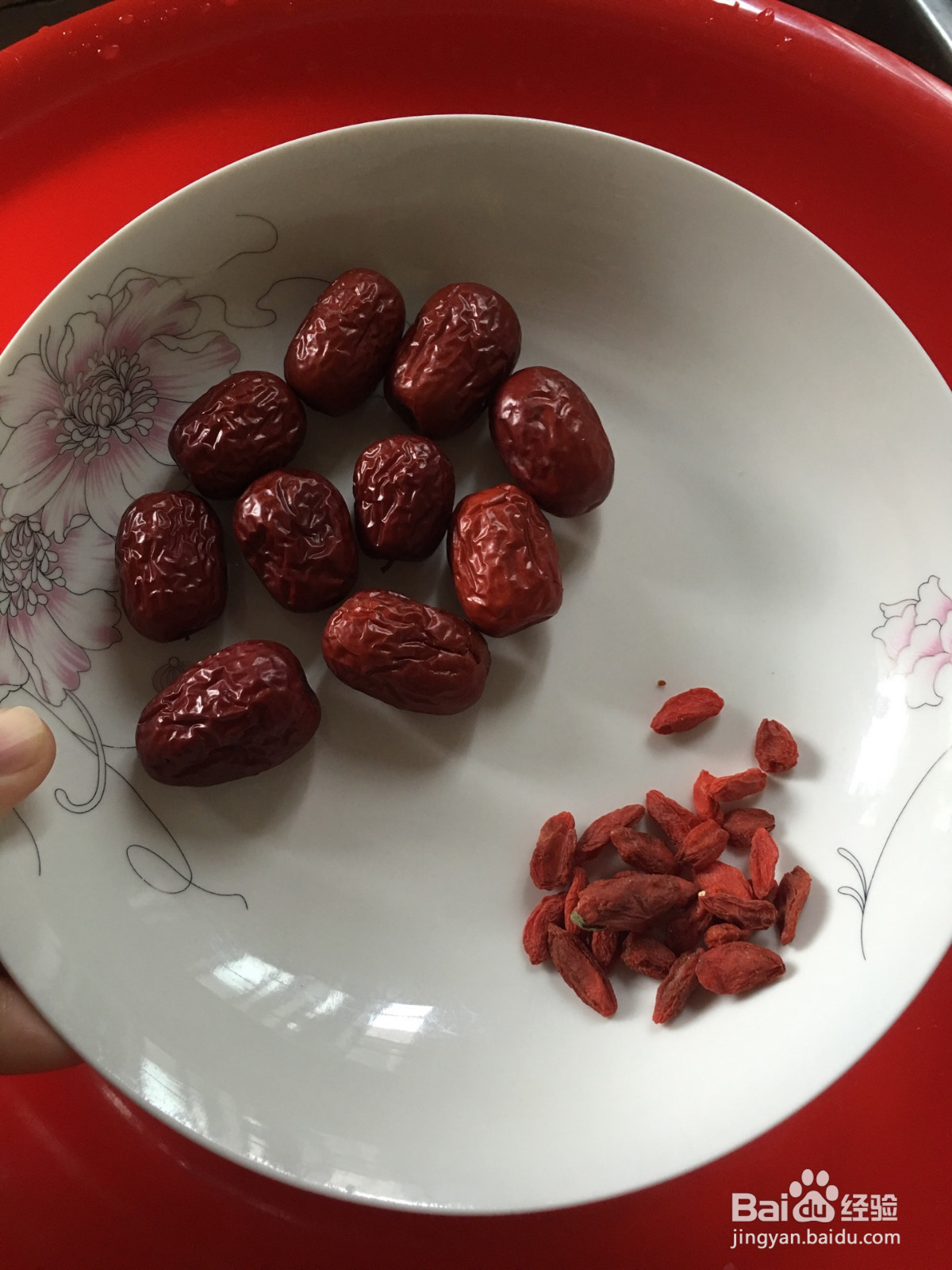 雪耳红枣枸杞糖水的做法