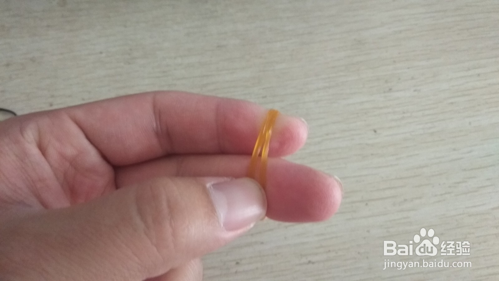 如何用数据线绑绳和橡皮筋做简易的手机支架