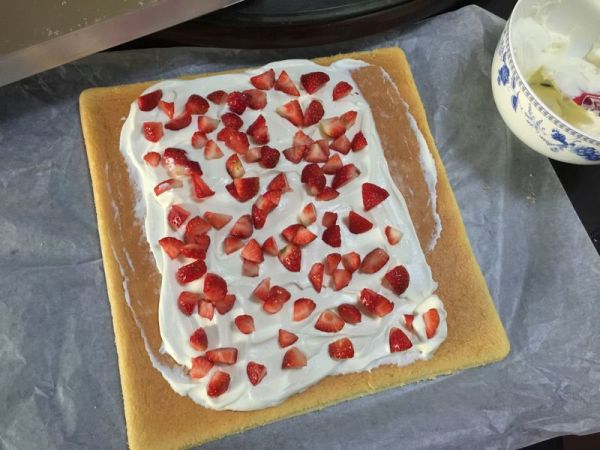 草莓奶油蛋糕卷