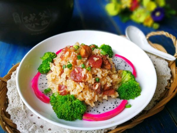 腊肠鸡腿煲仔饭