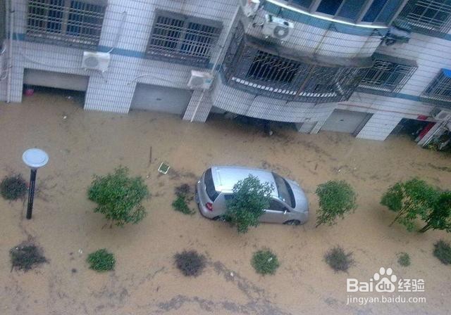下雨天开车要注意的几点!