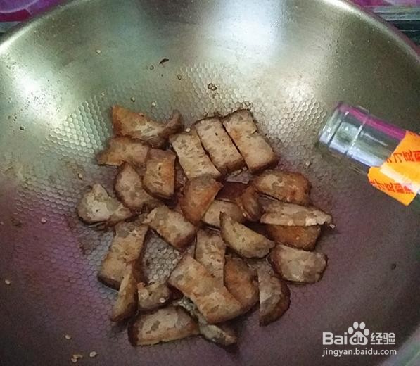 怎么制作美味的蒜苗炒猪血丸子？