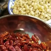 如何做酥脆香辣的油炸辣椒花生米