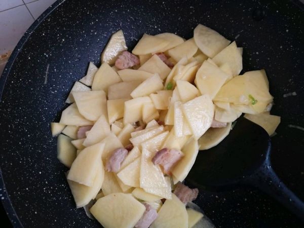五花肉炒土豆片