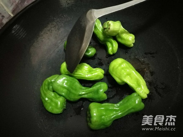 青椒拌皮蛋的做法