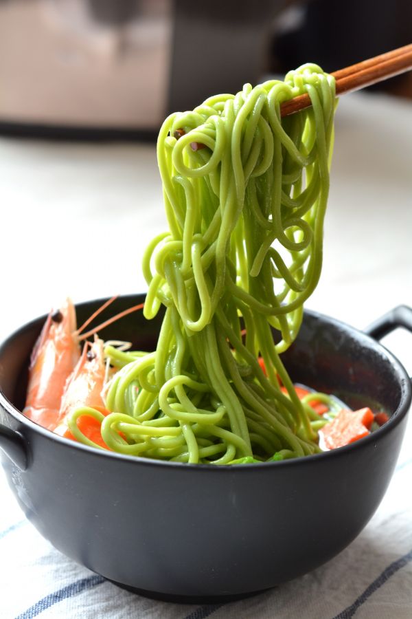 菠菜汁大虾鸡汤面