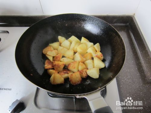 超级好吃香辣锅巴土豆的做法