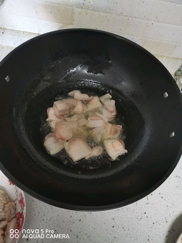 五花肉鸡腿焖面
