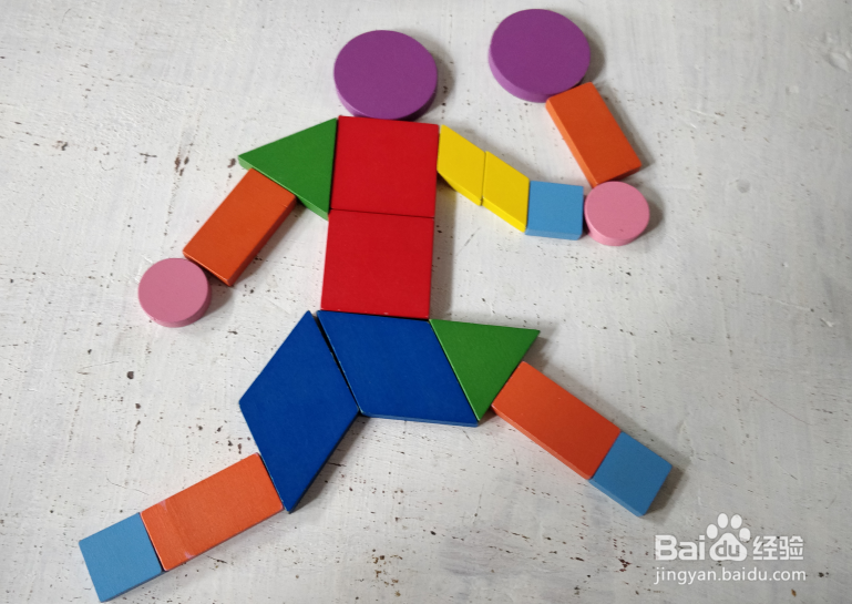 用智力拼板怎样拼一个打网球的运动者?